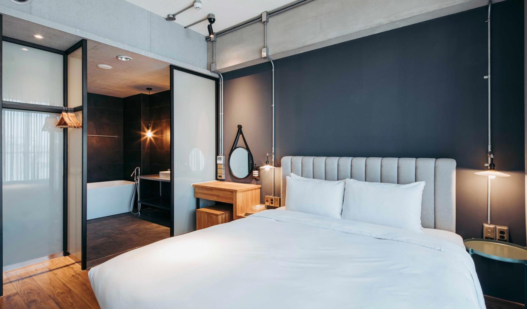U.I.J Hotel & Hostel Тайнань Екстер'єр фото